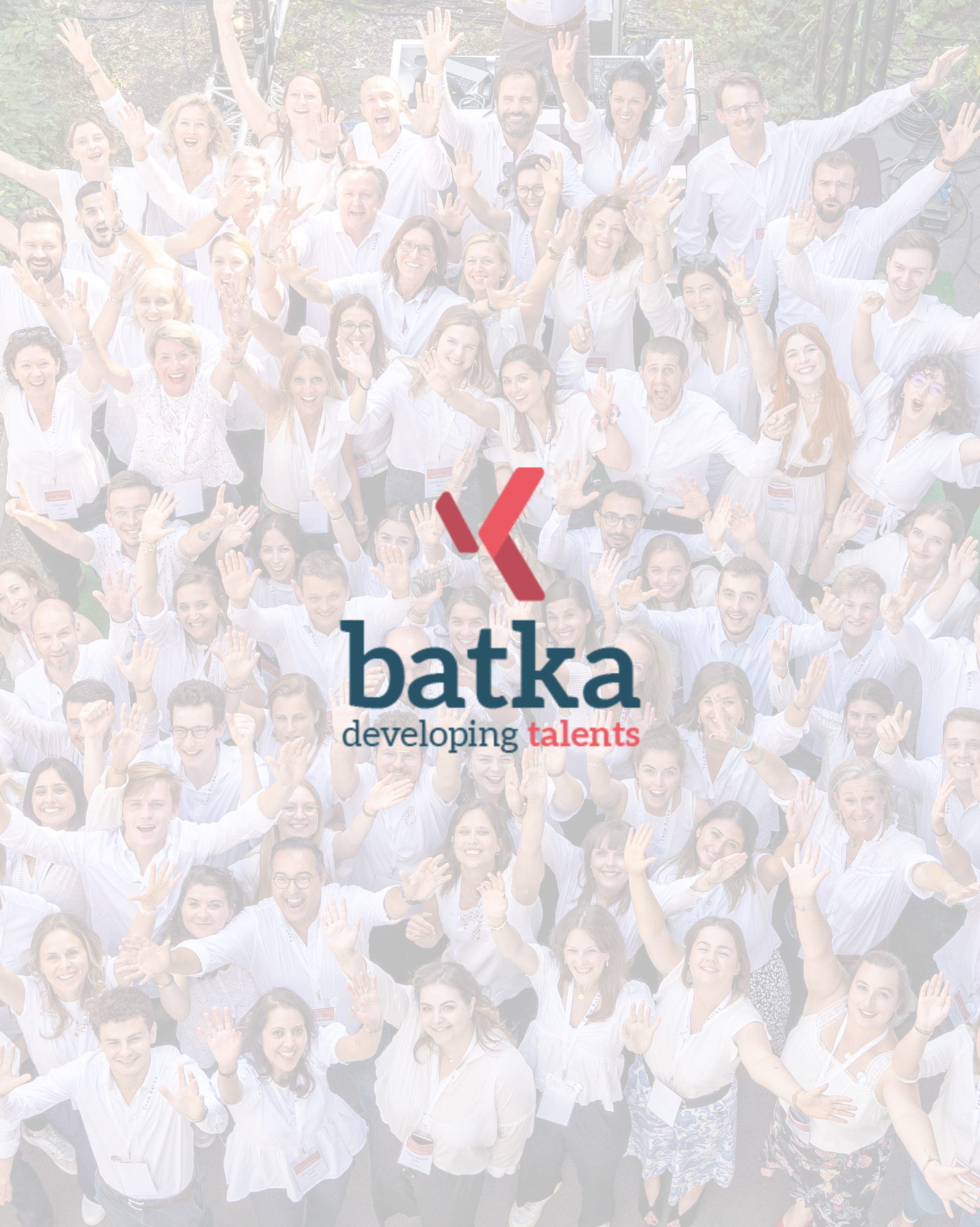 Logo Batka developing talents avec équipe en filigrane
